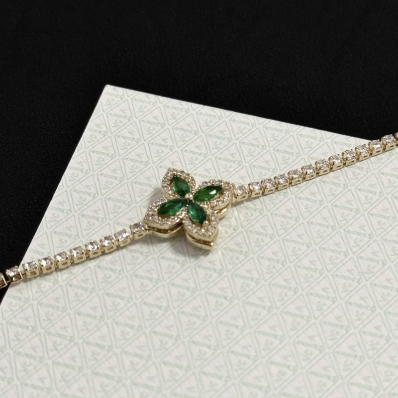 Van Cleef Arpels Four-leaf Clover bracelet gold-toned metal with clear diamonds and green gemstones 17cm