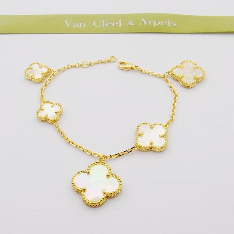 Van Cleef Arpels Magic Alhambra bracelet Yellow gold with white mother-of-pearl rose gold with white mother-of-pearl white gold with white mother-of-pearl yellow gold with black onyx rose gold with black onyx white gold with black onyx 19cm