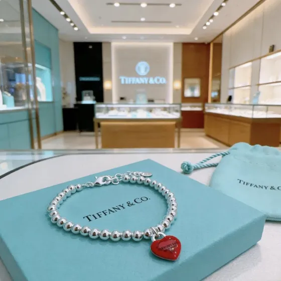 Tiffany Co Return to Tiffany Red Heart Tag Bead Bracelet bracelet Sterling silver with red enamel heart charm 17cm