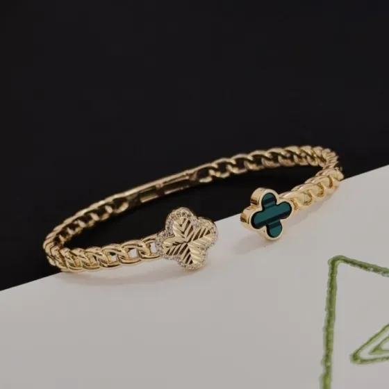 Van Cleef Arpels Alhambra bracelet Yellow gold malachite green clear diamond accents 17cm