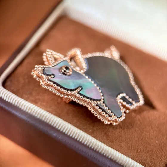 Van Cleef Arpels Lucky Animals Pig brooch Rose gold iridescent gray mother-of-pearl black spinel 20mm
