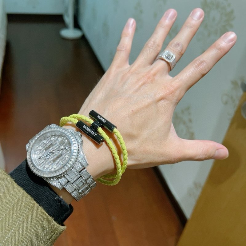 Hermes Tournis Tresse bracelet Lime yellow braided leather with black lacquered metal hardware 17cm