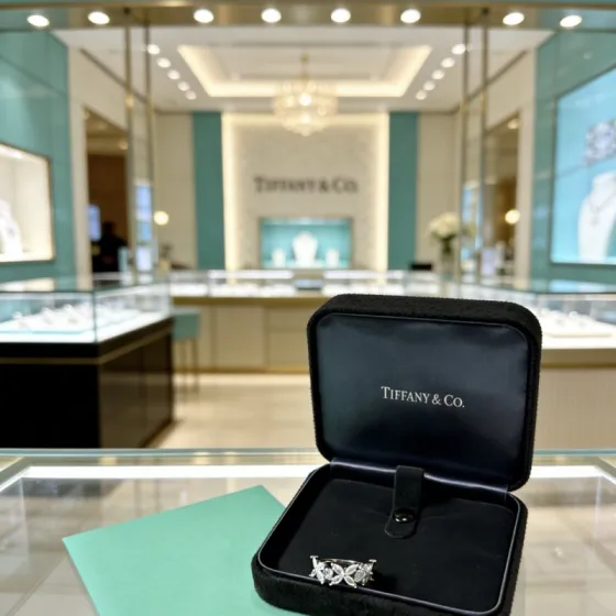 Tiffany Co Victoria ring platinum metal with clear diamond stones 6