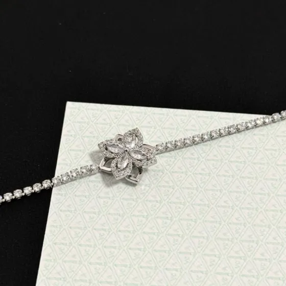 Van Cleef Arpels Four-leaf clover diamond bracelet bracelet Silver-toned white gold with clear diamonds 17cm