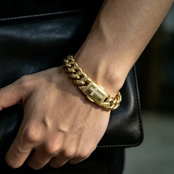 Bvlgari DIVAS DREAM bracelet yellow gold with clear diamond accents 20cm