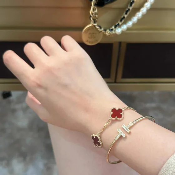 Van Cleef Arpels Alhambra necklace 18K yellow gold carnelian red 42cm