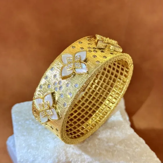Roberto Coin Love in Verona bracelet Yellow gold with diamond accents available in mother-of-pearl pink rhodonite and black onyx floral inlay variants 17cm inner circumference