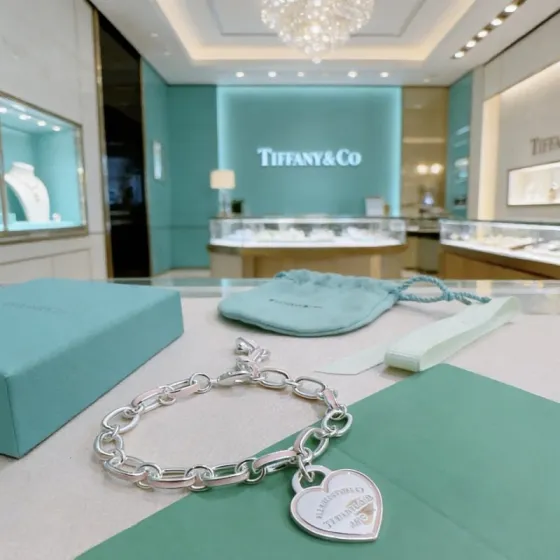 Tiffany Co Return to Tiffany Heart Tag bracelet Silver metal with light pink enamel accents 18cm