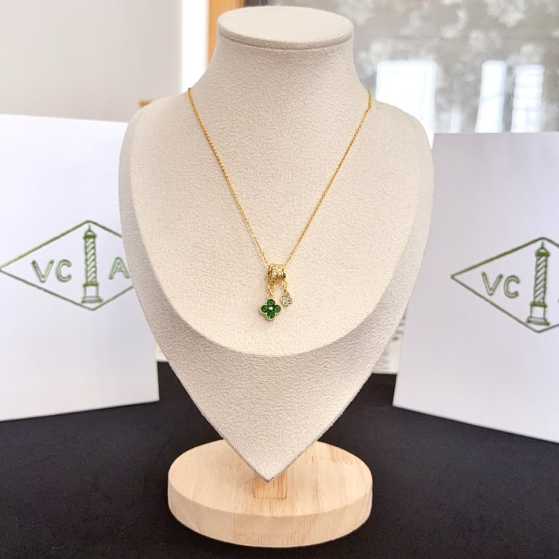 Van Cleef Arpels Alhambra necklace yellow gold green malachite clear diamond 42cm