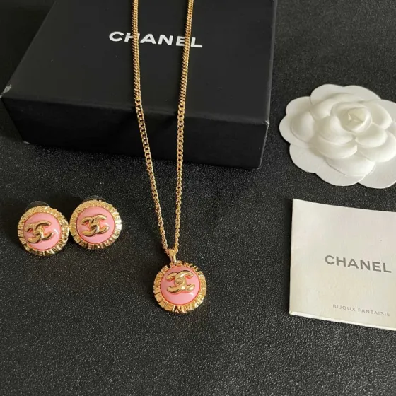 Chanel CC Logo Round Pendant necklace Gold-tone metal with pink enamel 42cm