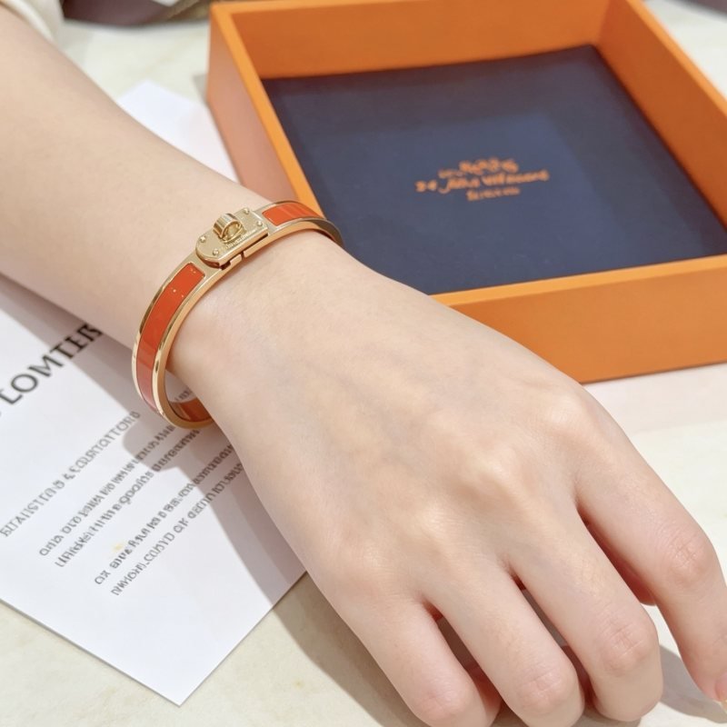 Hermes Clic Kelly bracelet Rose gold plated metal with orange enamel inlay 17cm