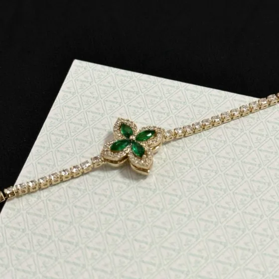 Van Cleef Arpels Four-leaf Clover bracelet gold metal with green gemstones and clear diamonds 17cm