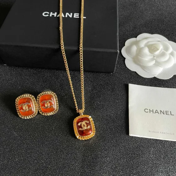 Chanel CC Logo Amber Resin Pendant necklace Gold-tone metal with amber orange resin 45cm