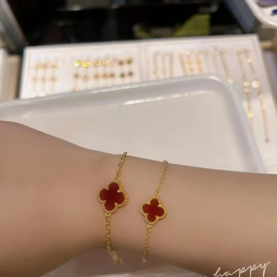 Van Cleef Arpels Sweet Alhambra bracelet Yellow gold metal with red carnelian clover motif 17cm