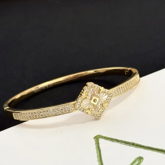 Van Cleef Arpels Lucky Spring bracelet Yellow gold white mother-of-pearl clear diamonds 17cm