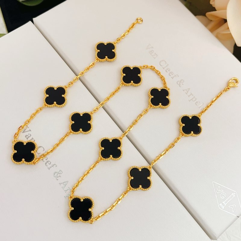 Van Cleef Arpels Alhambra necklace yellow gold with black onyx clover motifs 42cm