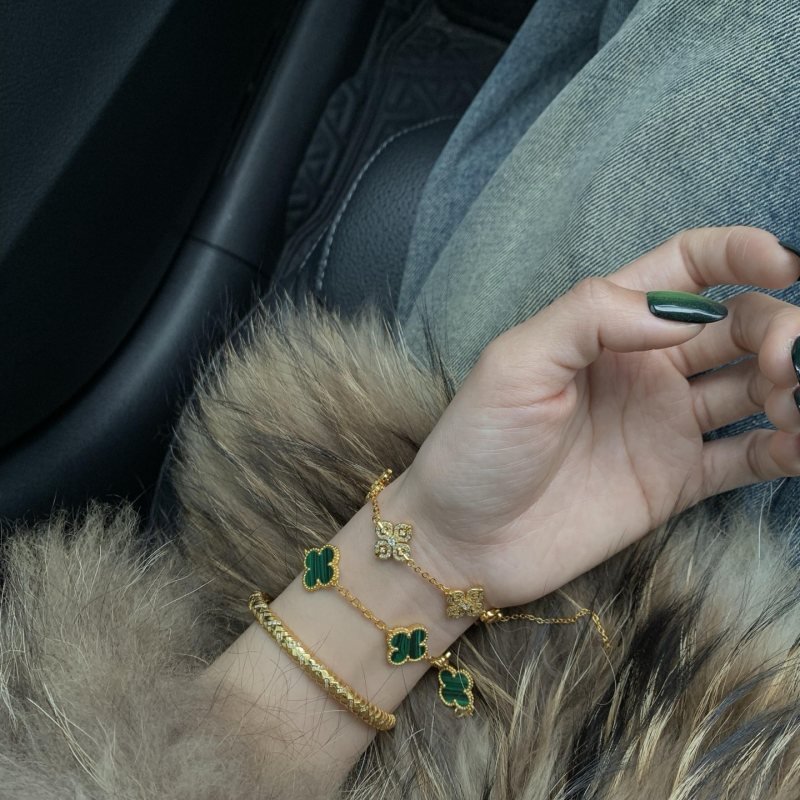 Van Cleef Arpels Alhambra necklace yellow gold with malachite green clover motif 42cm