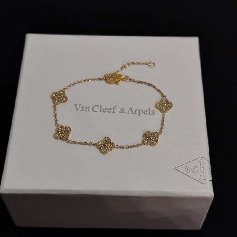 Van Cleef Arpels Sweet Alhambra bracelet yellow gold metal with clear diamond accents 17cm with 2cm extension chain