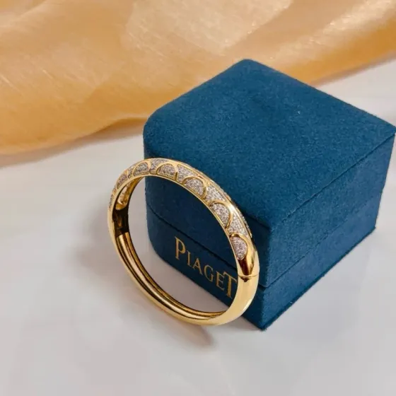 Piaget Possession bracelet yellow gold with clear pave diamonds 17cm inner circumference
