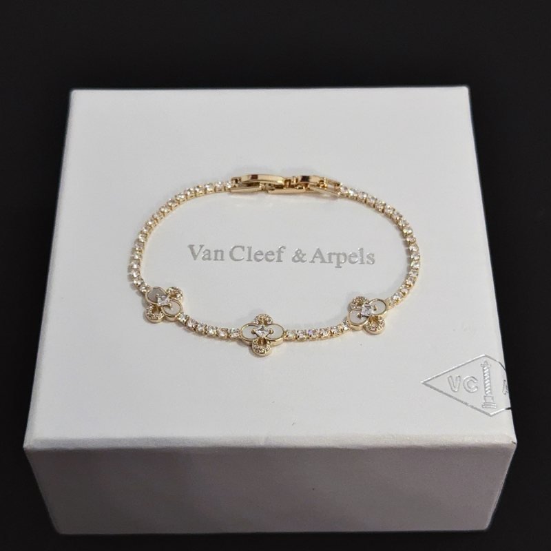 Van Cleef Arpels Alhambra bracelet Yellow gold with white mother-of-pearl and clear diamonds 17cm