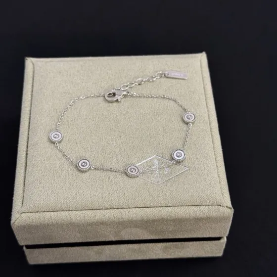 Van Cleef Arpels Alhambra bracelet silver-toned metal with white mother-of-pearl accents 17cm