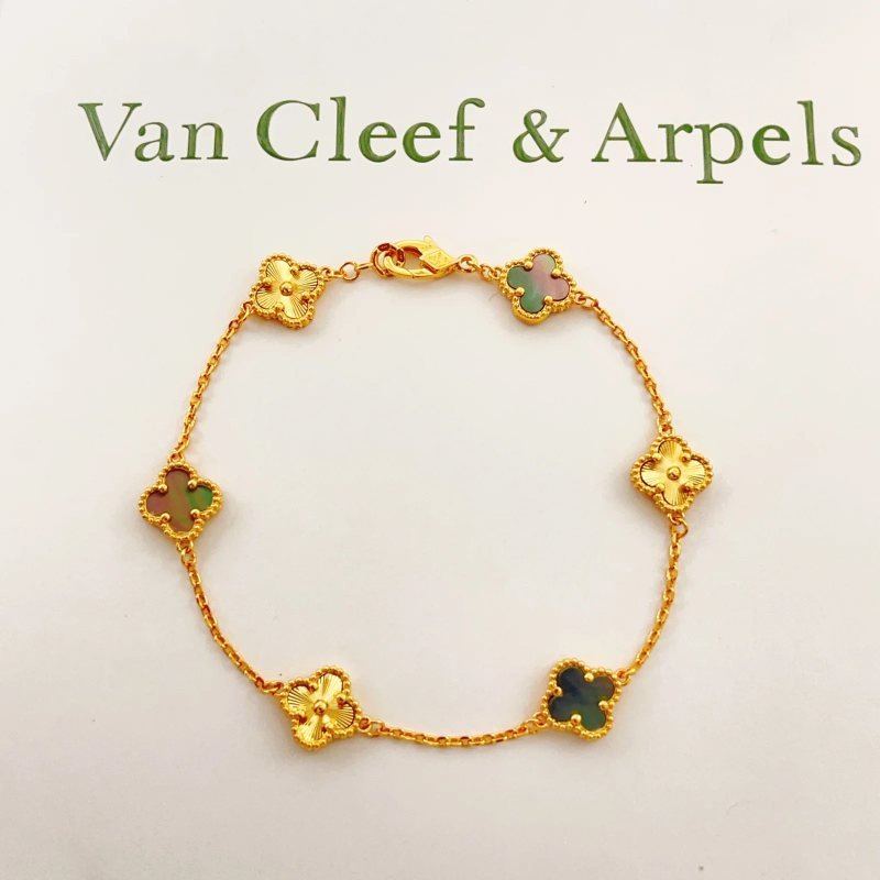 Van Cleef Arpels Alhambra bracelet Yellow gold with iridescent mother-of-pearl clover motifs 19cm