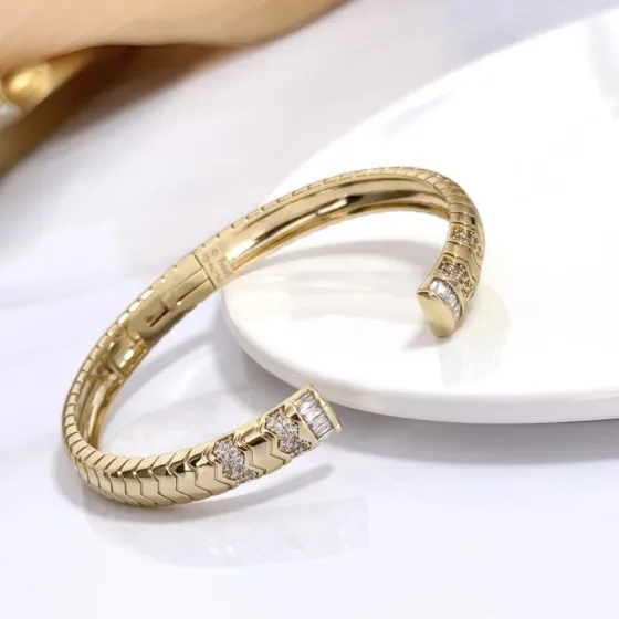 Piaget Piaget V bracelet yellow gold with clear diamonds 17cm inner circumference