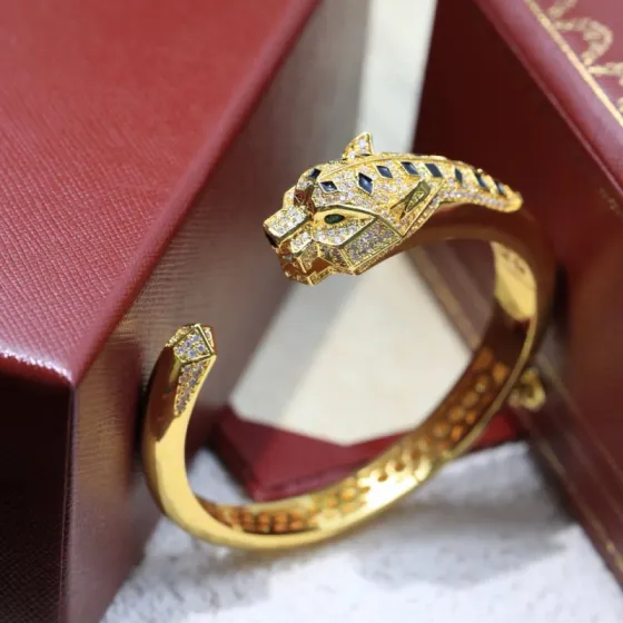 Cartier Panthere de Cartier bracelet Yellow gold diamond black onyx emerald 17