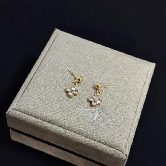 Van Cleef Arpels Alhambra earrings Yellow gold metal with clear diamond stones One Size