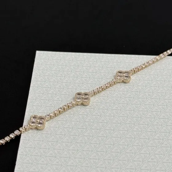 Van Cleef Arpels Alhambra bracelet Yellow gold with clear diamonds 17cm