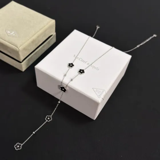 Van Cleef Arpels Alhambra necklace white gold black onyx diamond 42cm