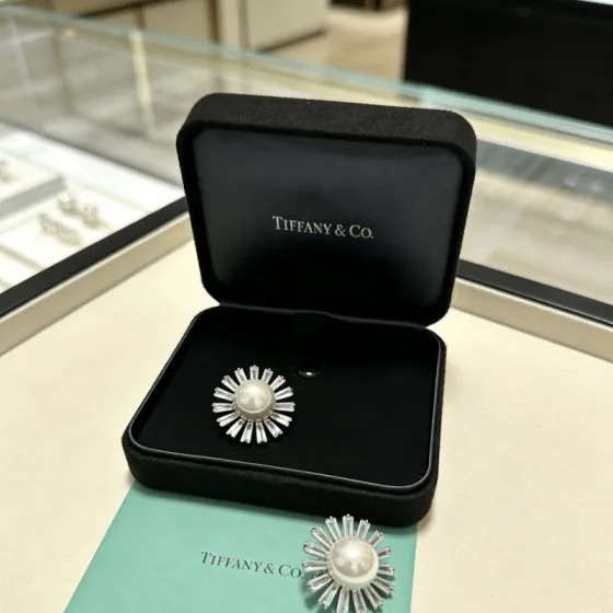 Tiffany Co Marquise Sunburst Pearl Earrings earrings Platinum metal white pearl clear diamond 2 5cm diameter