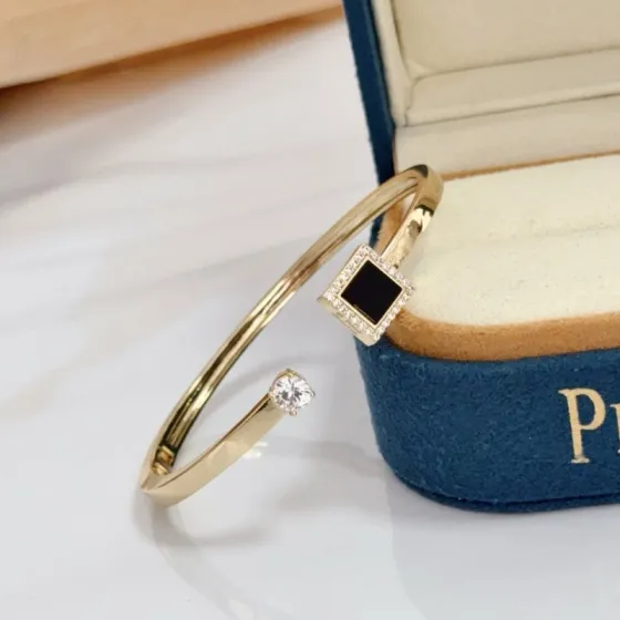 Piaget Possession bracelet yellow gold with black onyx and clear diamond accents 17cm inner circumference