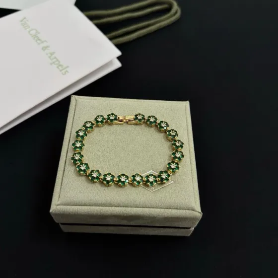 Van Cleef Arpels Fleurette bracelet yellow gold emerald green clear diamond 18cm