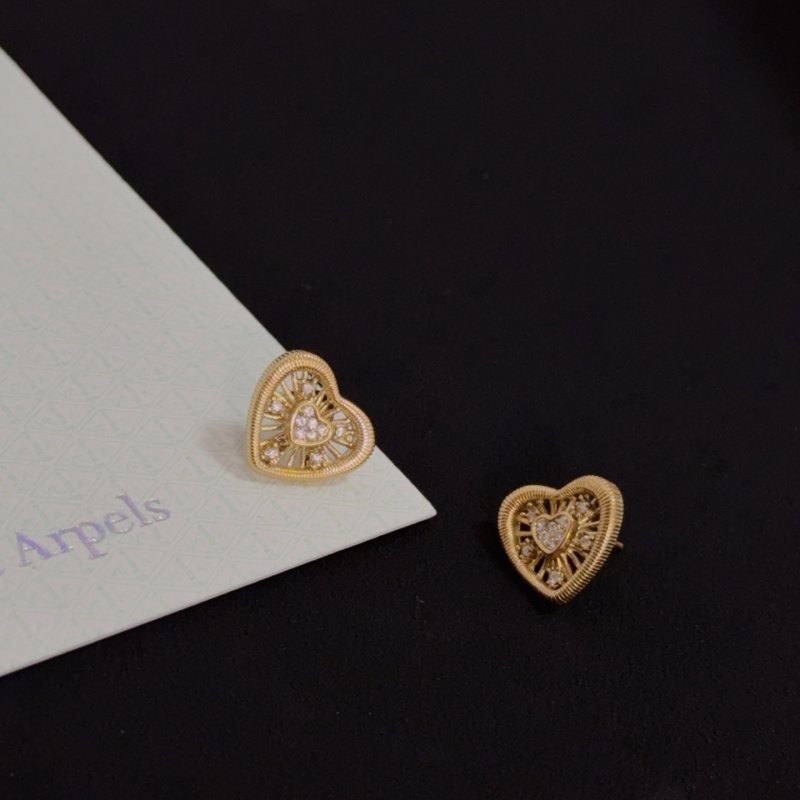 Van Cleef Arpels Heart Diamond Stud Earrings earrings Yellow gold with clear diamonds 1 2cm