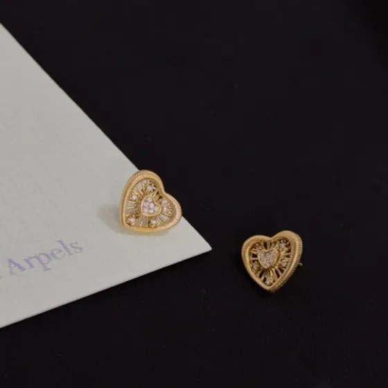 Van Cleef Arpels Heart Diamond Stud Earrings earrings Yellow gold with clear diamonds 1 2cm