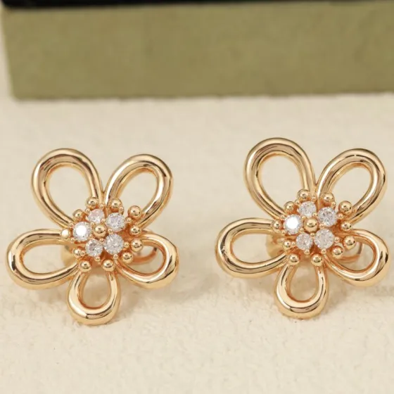 Van Cleef Arpels Flowerlace earrings 18k yellow gold clear diamond 15mm diameter