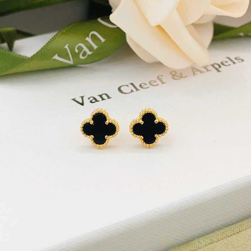 Van Cleef Arpels Sweet Alhambra earrings yellow gold metal with black onyx inlay 9 5mm motif diameter