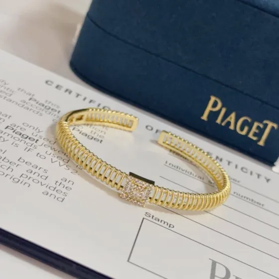 Piaget Extremely Piaget bracelet 18k yellow gold with clear diamonds 17cm