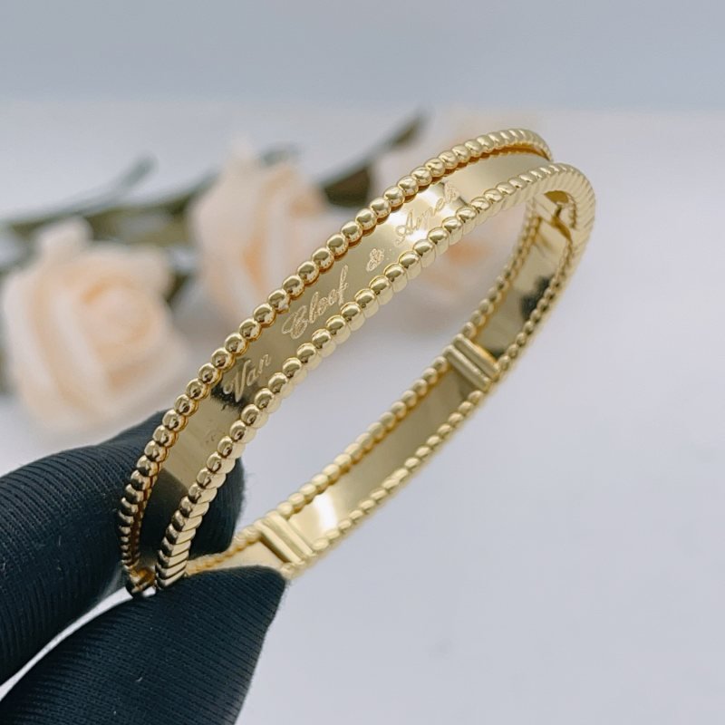 Van Cleef Arpels Perlee signature bracelet yellow gold 17cm