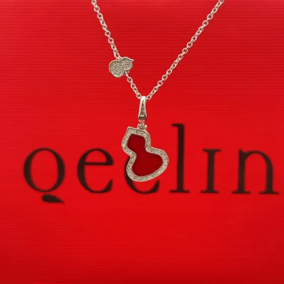 Qeelin Wulu necklace Silver-toned metal with red carnelian inlay and clear diamond accents 42cm