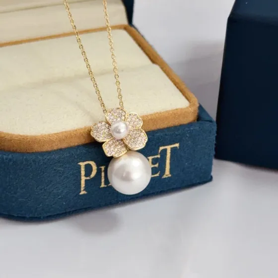 Piaget Rose Flower Pearl Pendant necklace Yellow gold white diamond white pearl 42cm