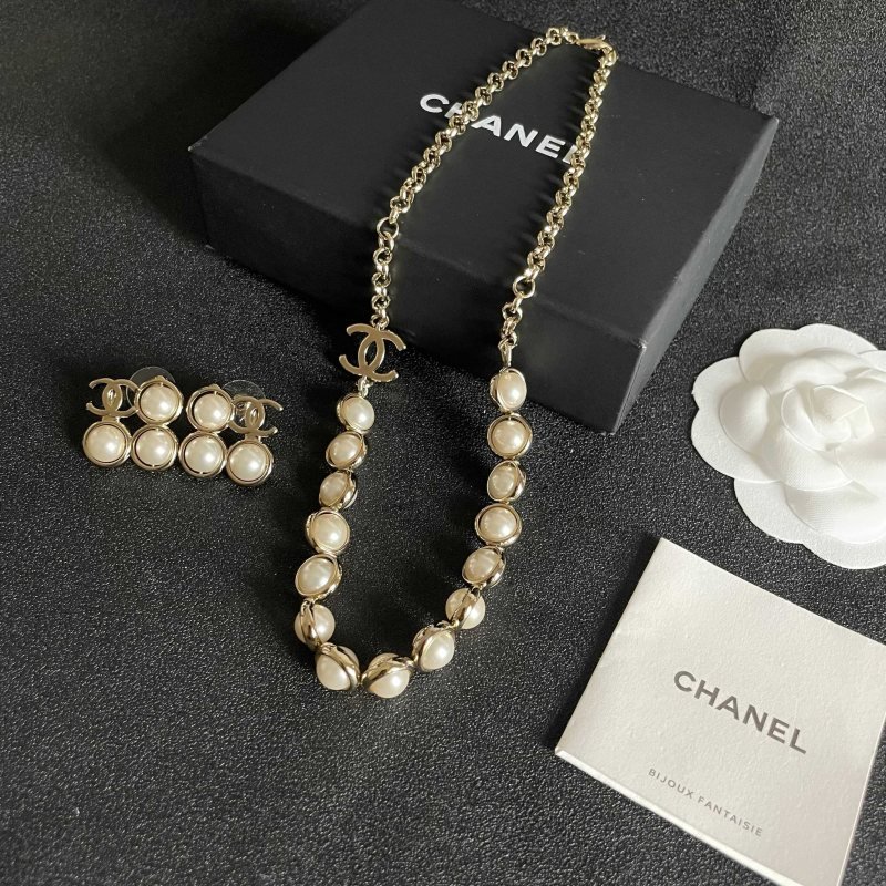 Chanel CC Logo Graduated Pearl Choker necklace Gold-tone metal cream white faux pearl 40cm