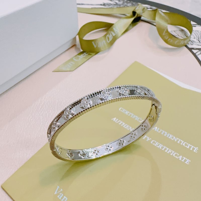 Van Cleef Arpels Perlee Sweet Clovers bracelet 18K white gold diamond 17cm
