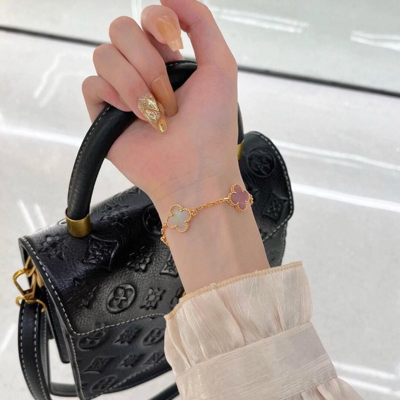 Van Cleef Arpels Alhambra bracelet Yellow gold with pink mother-of-pearl and iridescent mother-of-pearl clover motifs 18cm