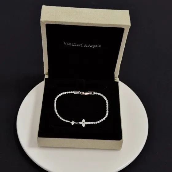 Van Cleef Arpels Four-Leaf Clover Diamond Tennis Bracelet bracelet White gold metal with clear diamond stones 17cm