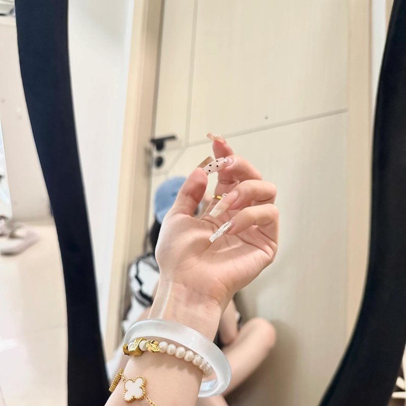 Van Cleef Arpels Alhambra bracelet yellow gold with white mother-of-pearl clover motifs 19cm