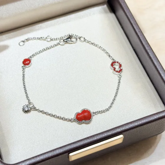 Qeelin Wulu bracelet Silver-toned metal with red carnelian inlays and clear diamond accent 18cm