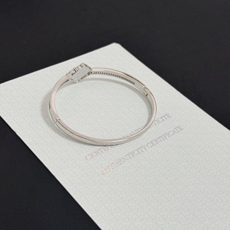 Van Cleef Arpels Alhambra bracelet silver-toned metal green enamel clear diamonds 17cm