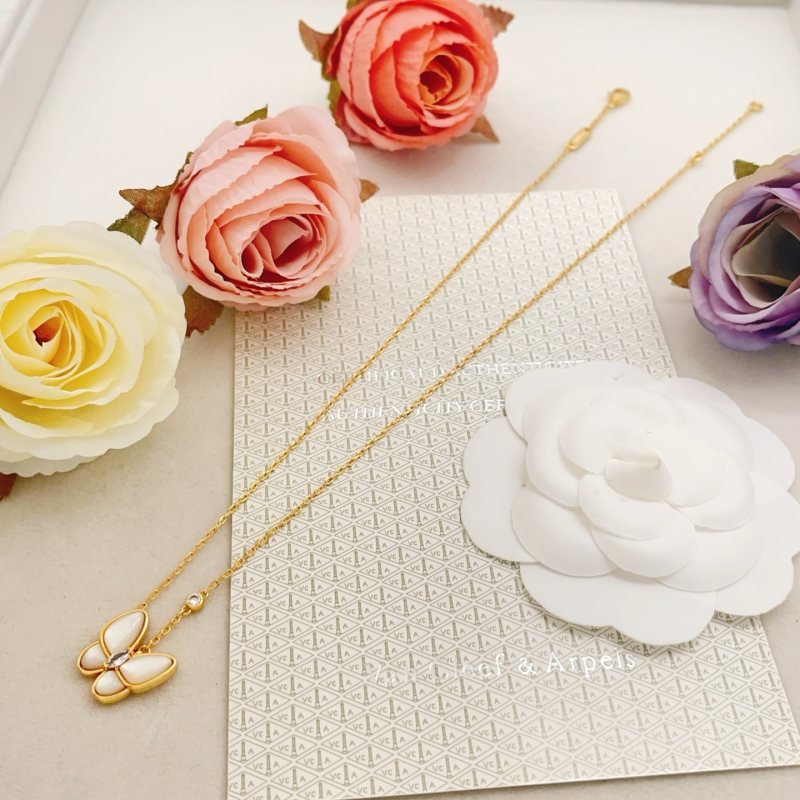 Van Cleef Arpels Two Butterfly Pendant necklace Yellow gold white mother-of-pearl diamond 42cm adjustable chain